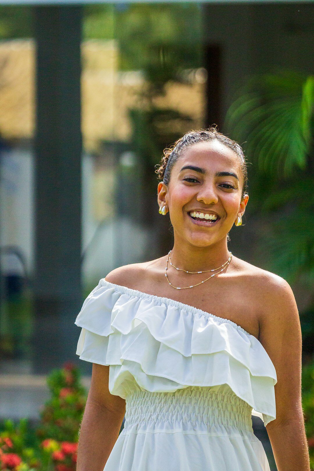 Brazilian woman mentor smiling in a professional setting